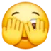 Gesicht mit durch die Finger linsendem Auge